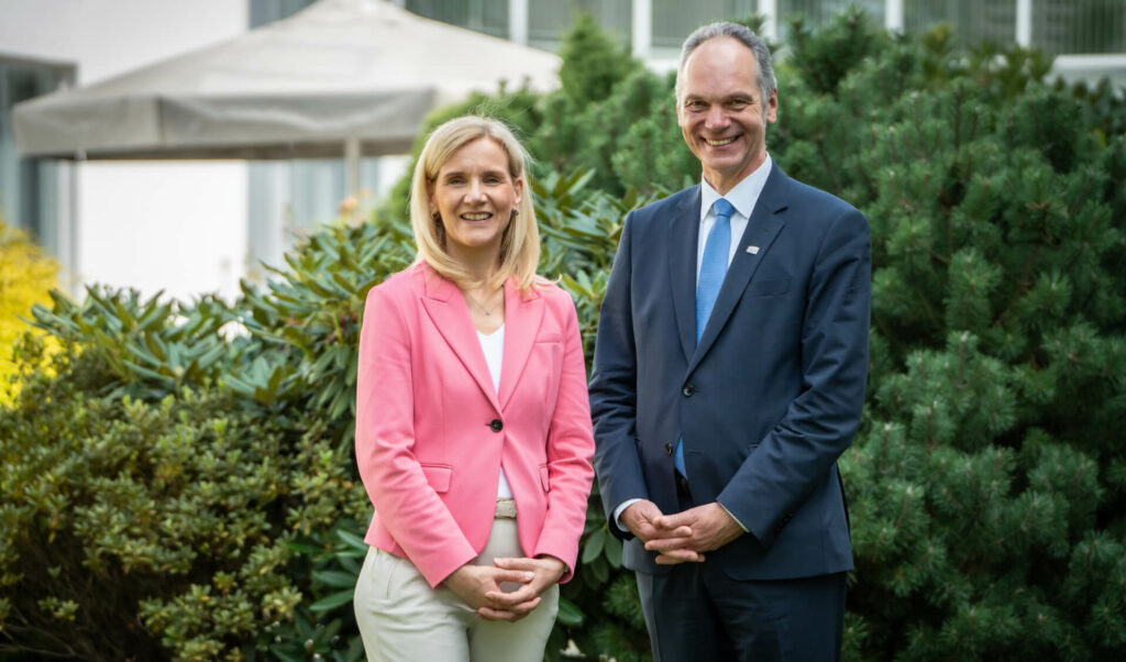 Photo of Prof. Dr. Jutta Günther and Prof. Ralph Bruder in front of the Hanse-Wissenschaftskolleg in Delmenhorst.