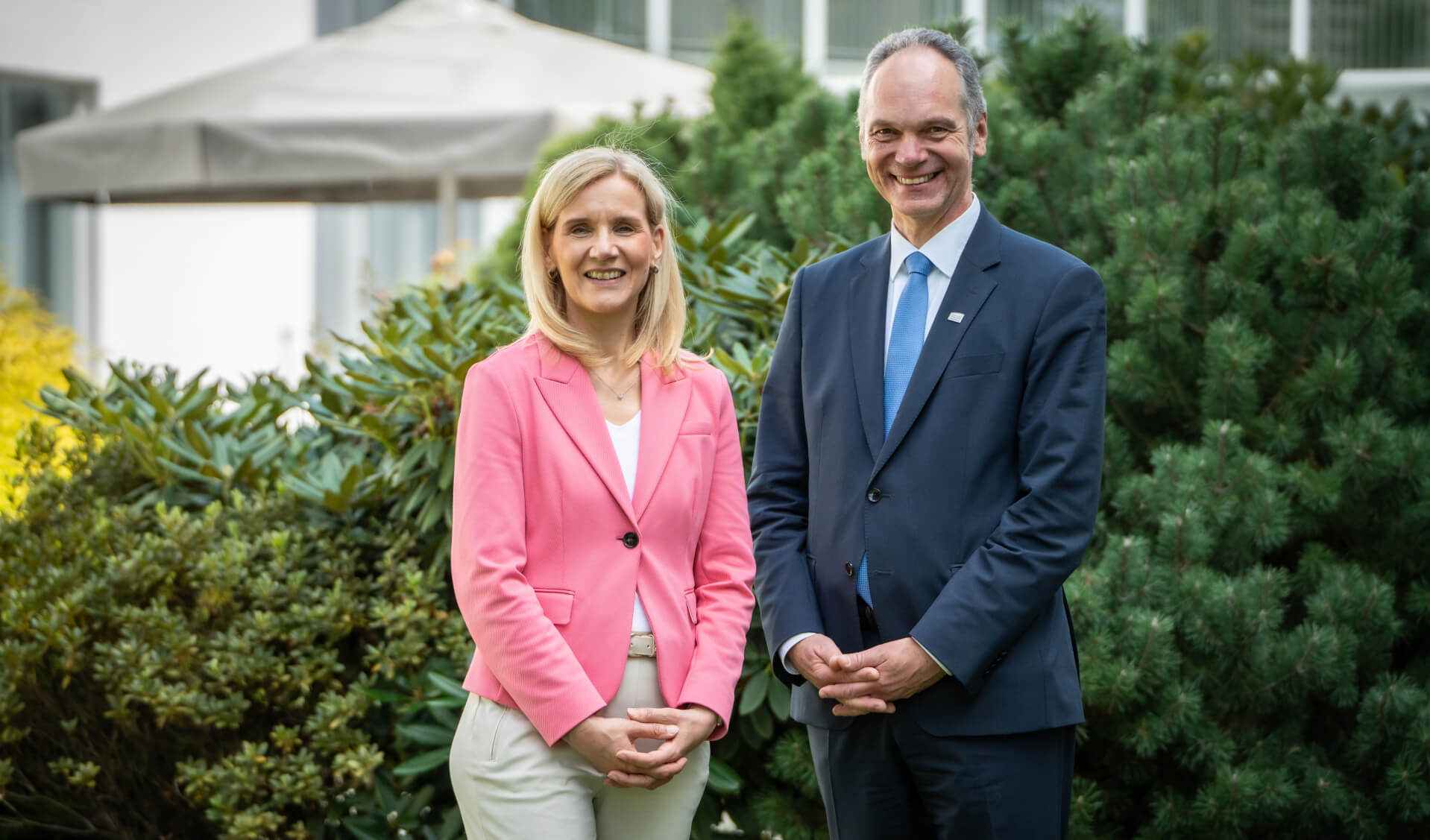 Rektorin der Universität Bremen Jutta Günther und Präsident der Universität Oldenburg Prof. Dr. Ralph Bruderstehen nebeneinander vor dem Hanse-Wissenschaftskolleg Delmenhorst