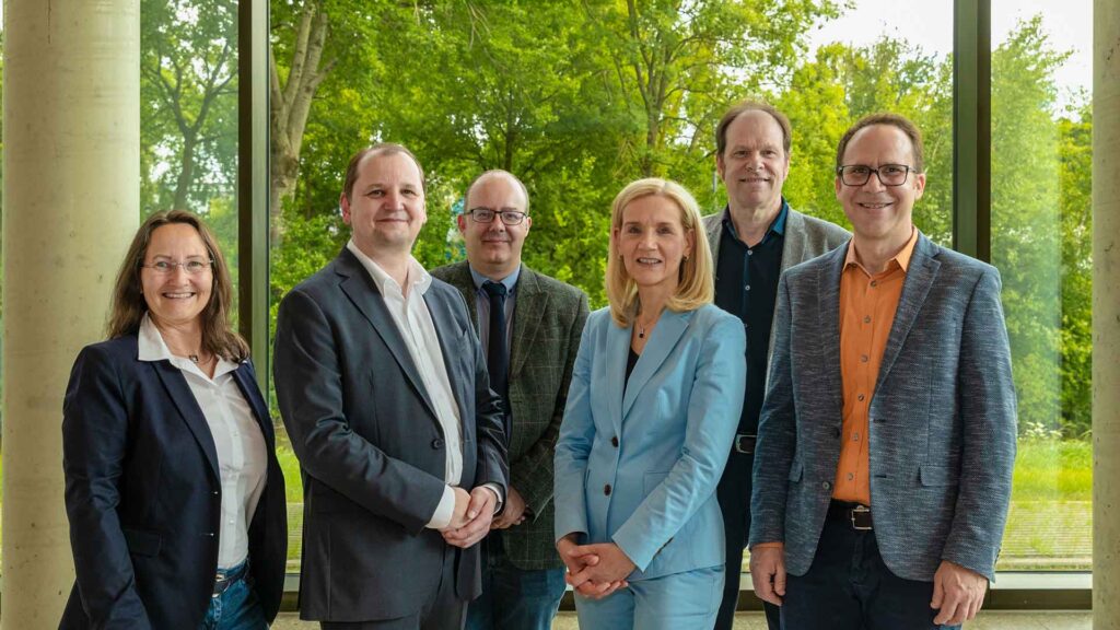 A happy moment for the Bremen teams (from left to right): Kirsten Tracht, designated co-spokesperson of the Cluster of Excellence ‘The Martian Mindset’; Michal Kucera, Vice President for Research and Transfer; Heiko Pälike, designated spokesperson of the Cluster of Excellence ‘The Ocean Floor’; Jutta Günther, President of the University of Bremen; Kai-Uwe Hinrichs, Director of MARUM; and Marc Avila, designated co-spokesperson of the Cluster of Excellence ‘The Martian Mindset’. Copyright: Universität Bremen / Matej Meza