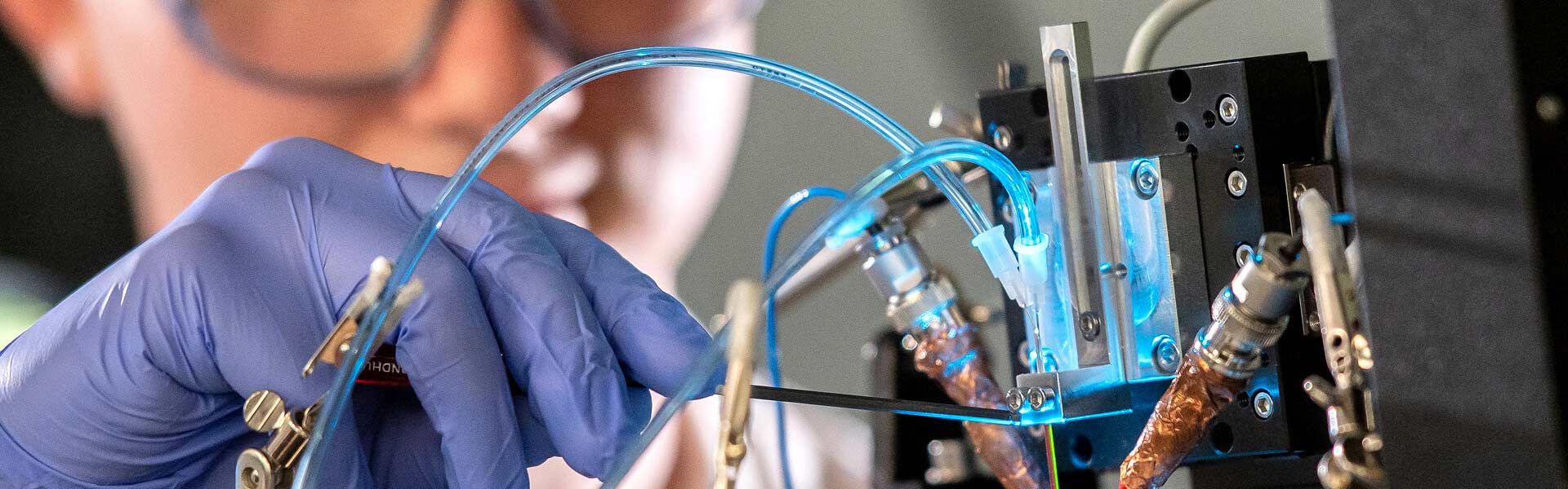 Metall-3D-Druck im Nanometerbereich, entwickelt in Oldenburg: Mit diesem Verfahren wollen die Forschenden Batterie-Elektroden mit stark vergrößerter Oberfläche herstellen, um Ladezeiten drastisch zu verkürzen.