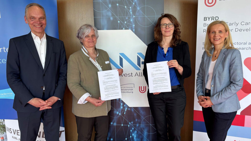 Ceremonial signing of a renewed cooperation agreement between the Universities of Oldenburg and Bremen for the joint support of early-career researchers.