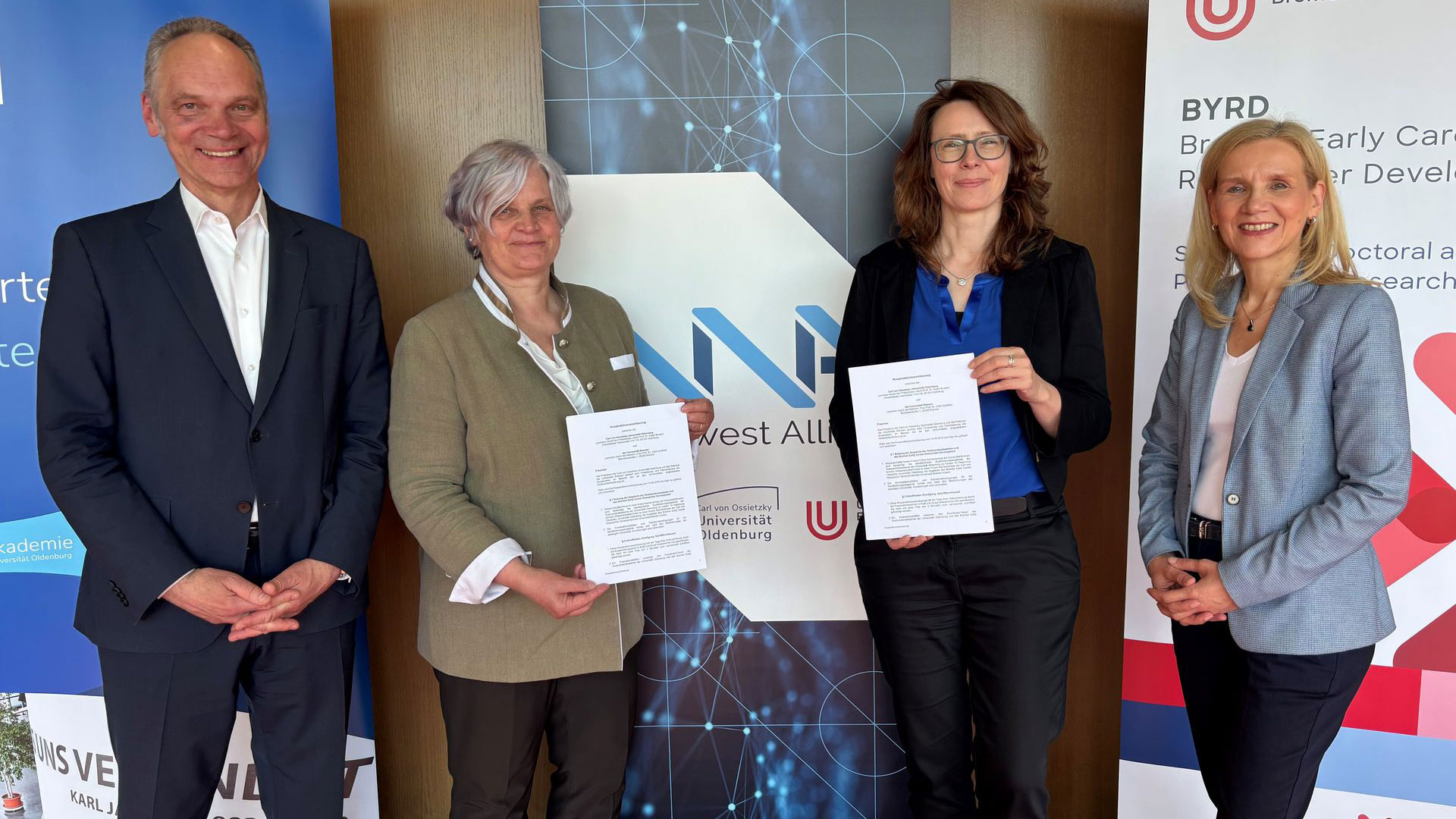 Ceremonial signing of a renewed cooperation agreement between the Universities of Oldenburg and Bremen for the joint support of early-career researchers.