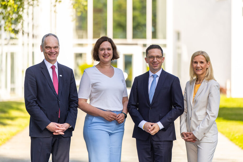 Photo of Ralph Bruder, Kathrin Moosdorf, Falko Mohrs, and Jutta Günther, with a HWK Institute for Advanced Study building in the background.