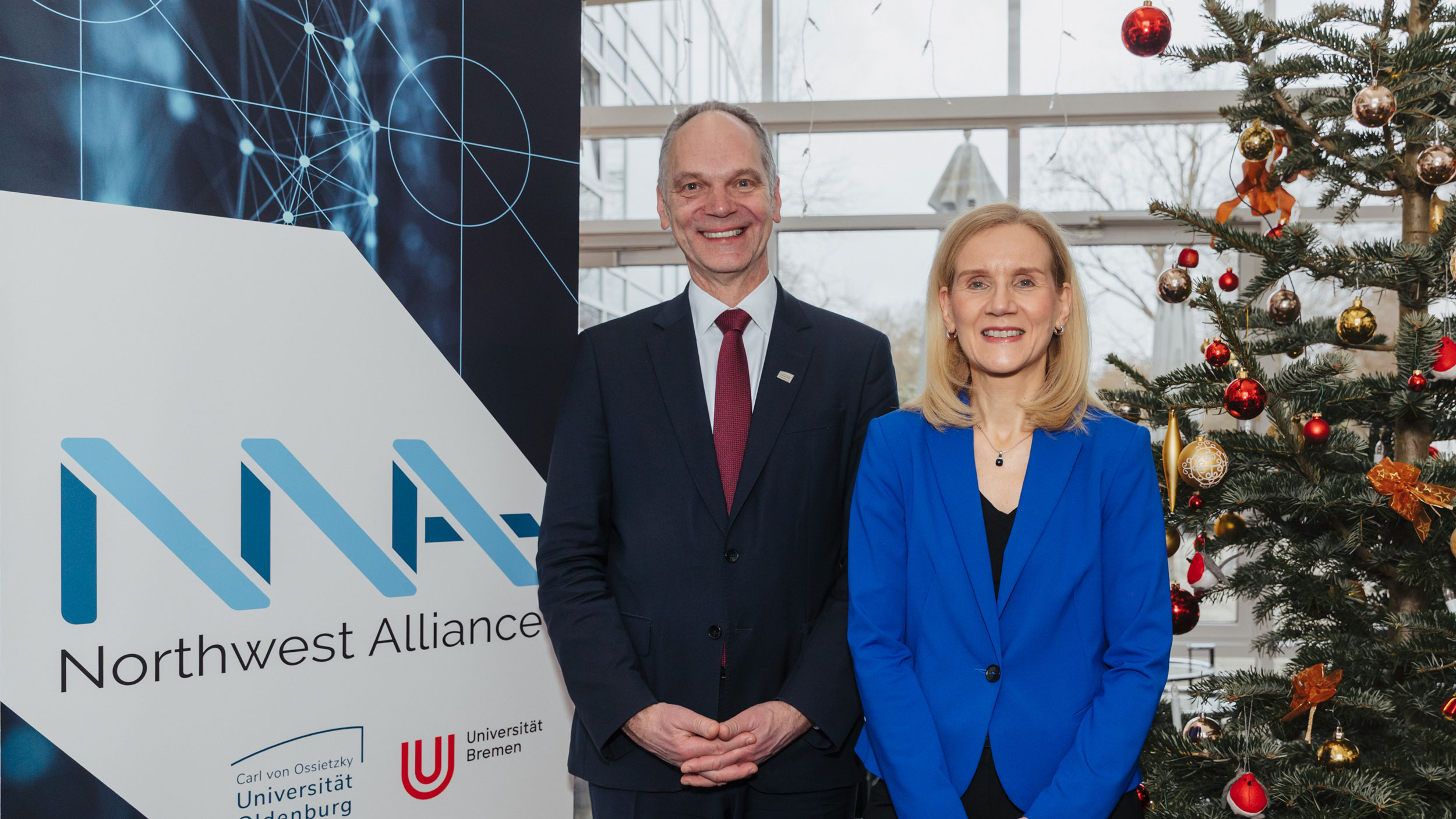 Ralph Bruder und Jutta Günther neben einem Weihnachstbaum.