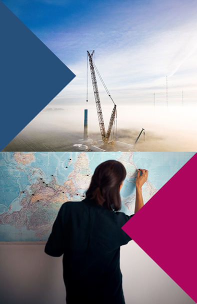 Bildcollage mit farbigen Dreiecken: Oben steht ein großer Kran im Nebel; unten markiert eine Person Punkte auf einer Weltkarte.