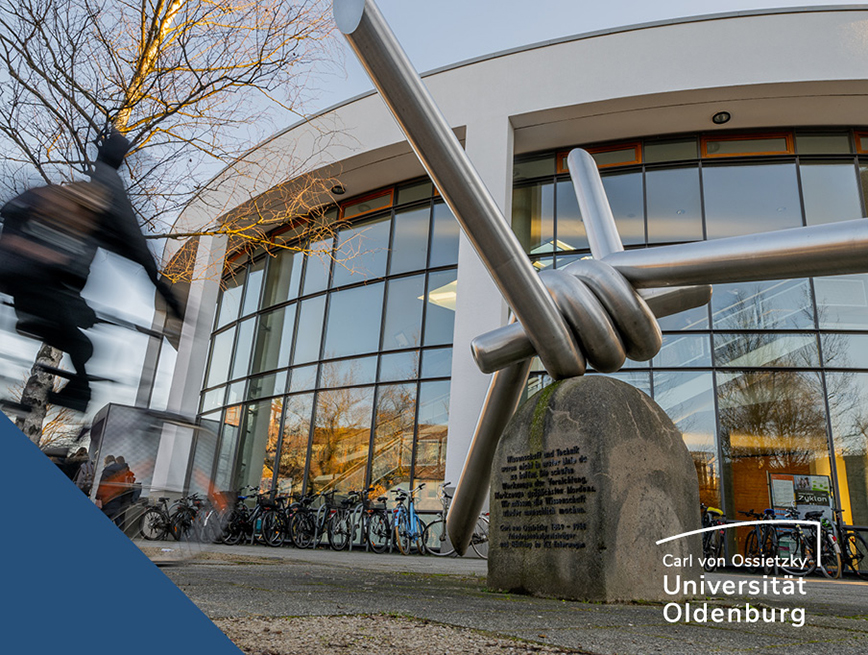 Foto des Carl von Ossietzky Mahnmals auf dem Campus der Universität Oldenburg und Abbildung des Uni Oldenburg Logos.