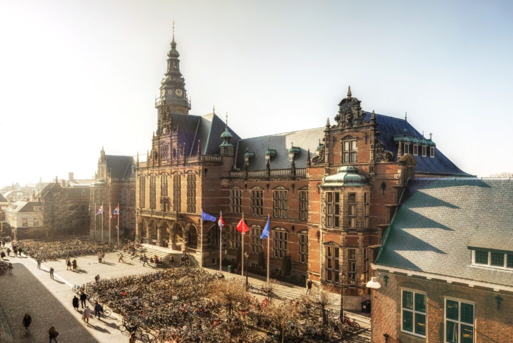 Historisches Gebäude der Universität Groningen, davor stehen hunderte Fahrräder.