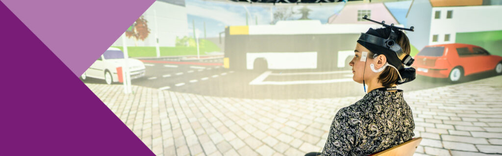 Eine Probandin nimmt an einem Hörforschungsexperiment in einem Reflexionsarmen Raum teil.