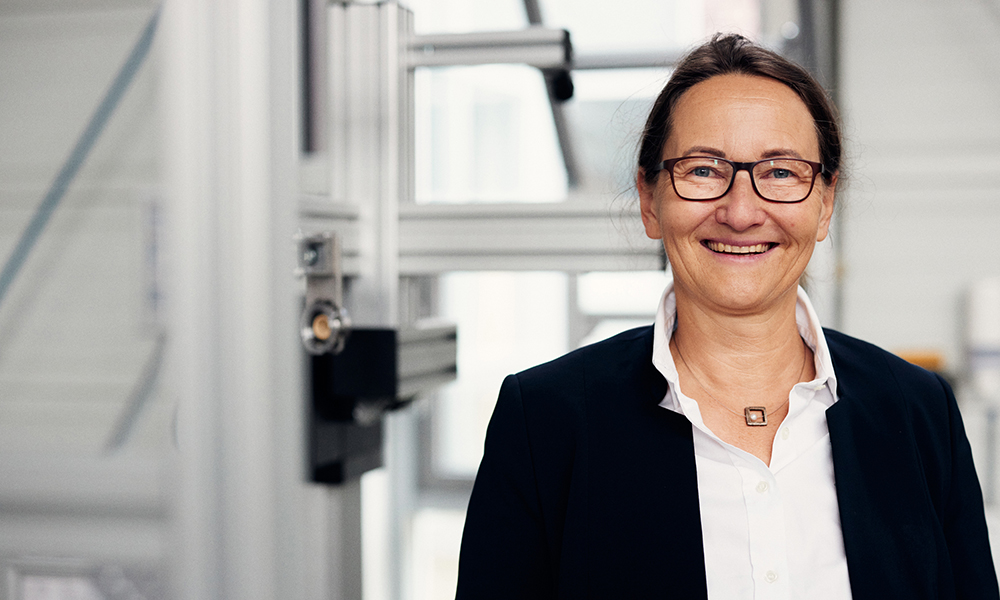 Portraitfoto von Kirsten Tracht in einem Labor