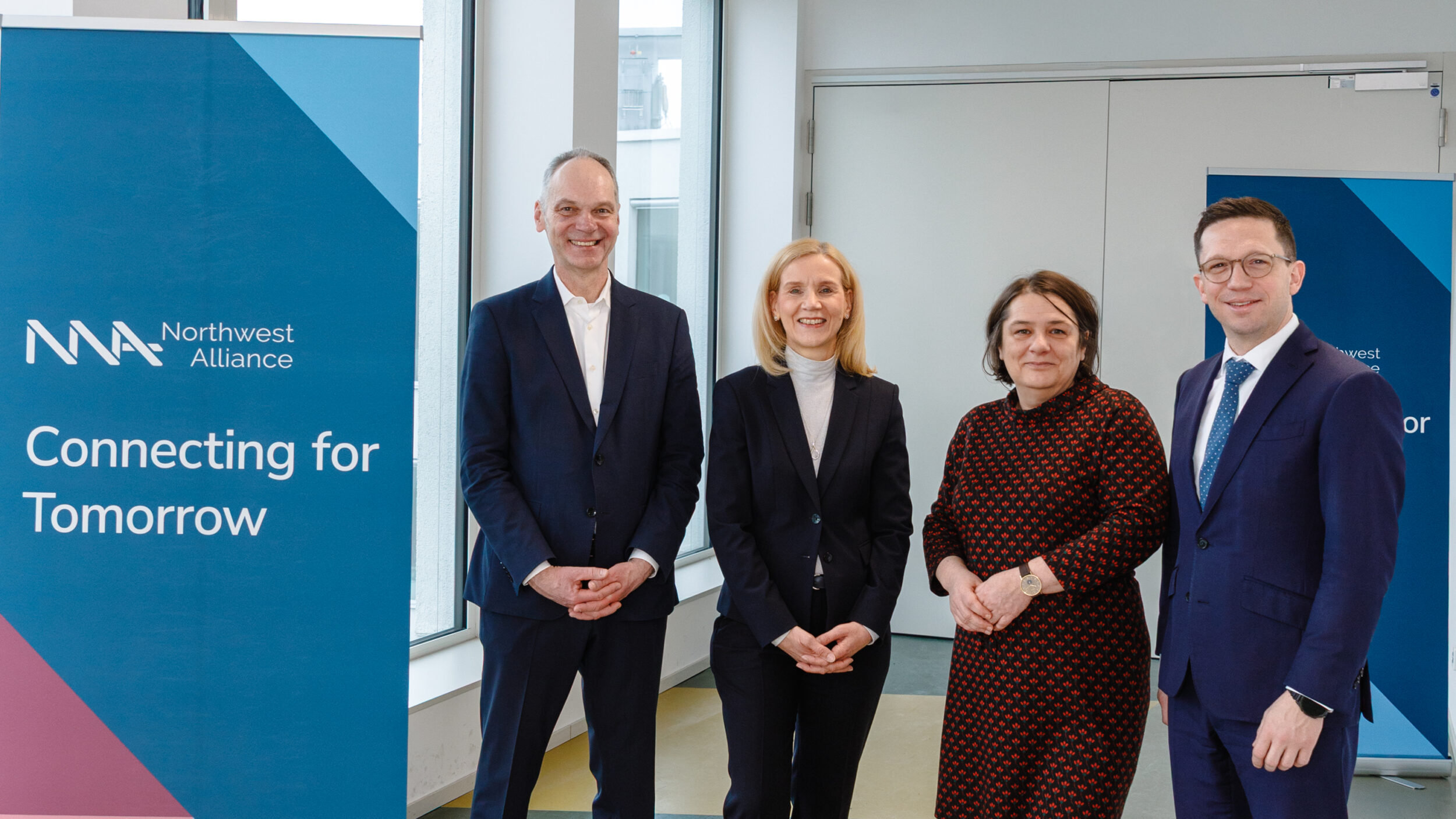 von rechts nach links: Präsident Ralph Bruder (Universität Oldenburg), Rektorin Jutta Günther (Universität Bremen, bremische Wirtschaftssenatorin Henrike Müller und niedersächsischer Wirtschaftsminister Falko Mohrs.