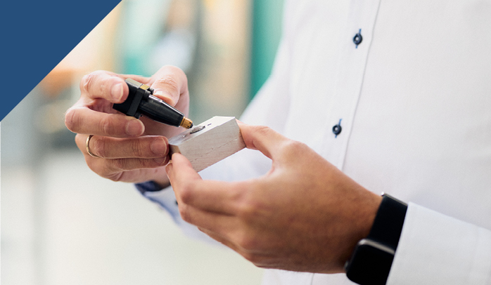 Nachaufnahme von Messeinstrumenten in den Händen.