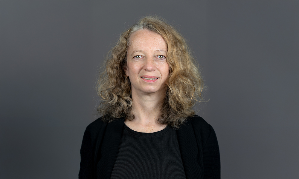Portraitfoto von Christiane Thiel mit lockigem Haar