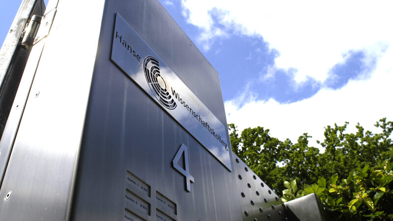 Logo des Hanse Wissenschaftskollegs auf einer Metalltür.