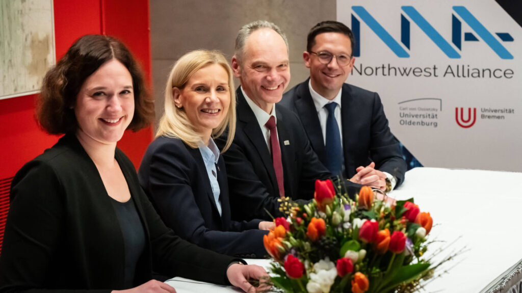 Foto von Kathrin Moosdorf, Jutta Günther, Ralph Bruder und Falko Mohrs bei der Unterzeichnung des Memorandum of Understanding in Berlin.