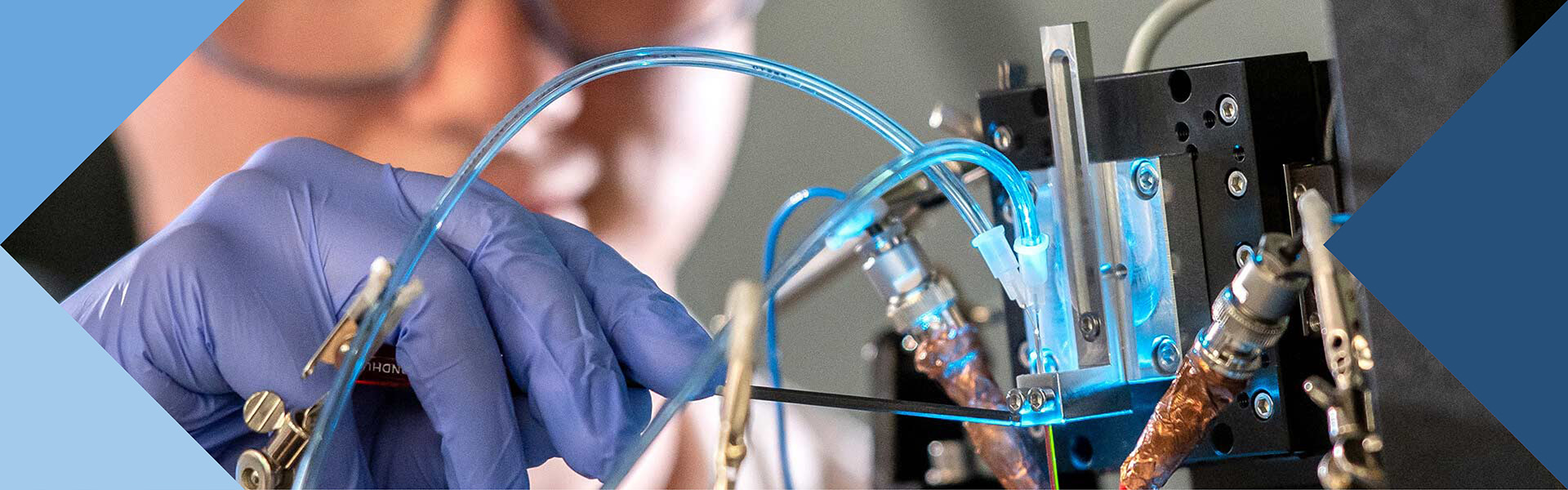 Metall-3D-Druck im Nanometerbereich, entwickelt in Oldenburg: Mit diesem Verfahren wollen die Forschenden Batterie-Elektroden mit stark vergrößerter Oberfläche herstellen, um Ladezeiten drastisch zu verkürzen.