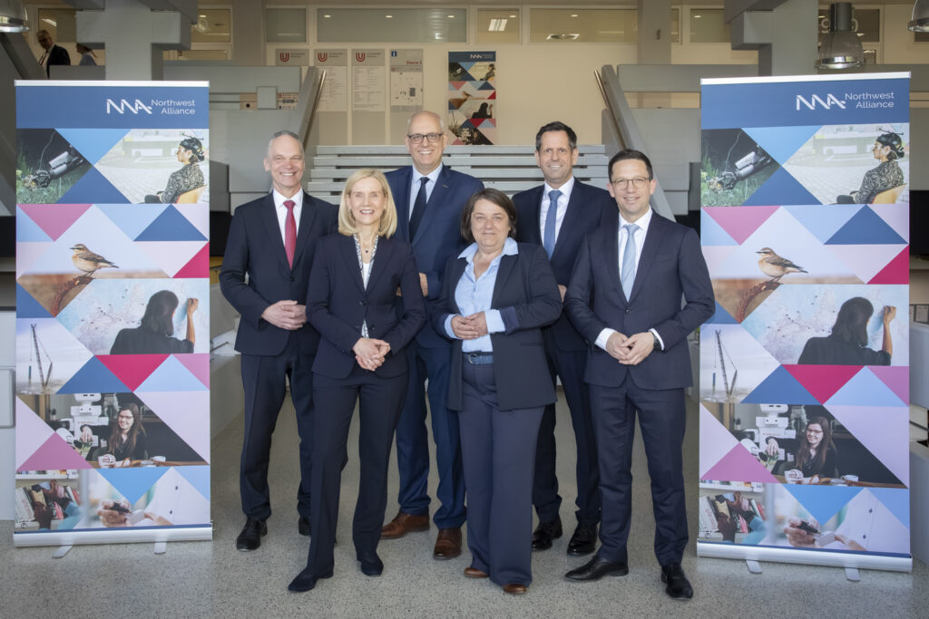 Ralph Bruder, Präsident der Universität Oldenburg, Jutta Günther, Rektorin der Universität Bremen, Andreas Bovenschulte, Bürgermeister der Freien Hansestadt Bremen, Henrike Müller, Senatorin für Umwelt, Klima und Wissenschaft, Olaf Lies, Ministerpräsident Niedersachsen, Falko Mohrs, Minister für Wissenschaft und Kultur Niedersachsen.