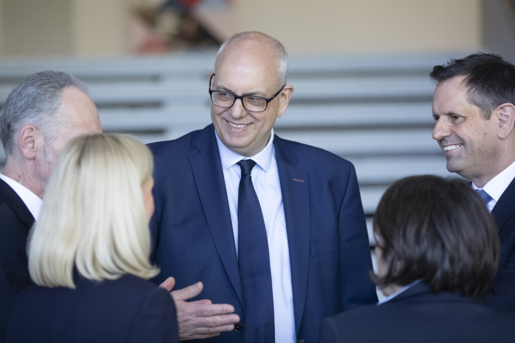Bürgermeister Bovenschulte unterhält sich mit Menschen.