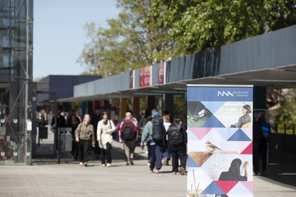 Foto vom Boulevard auf dem Uni Bremen Campus, der NWA Roll-up steht im Vordergrund.