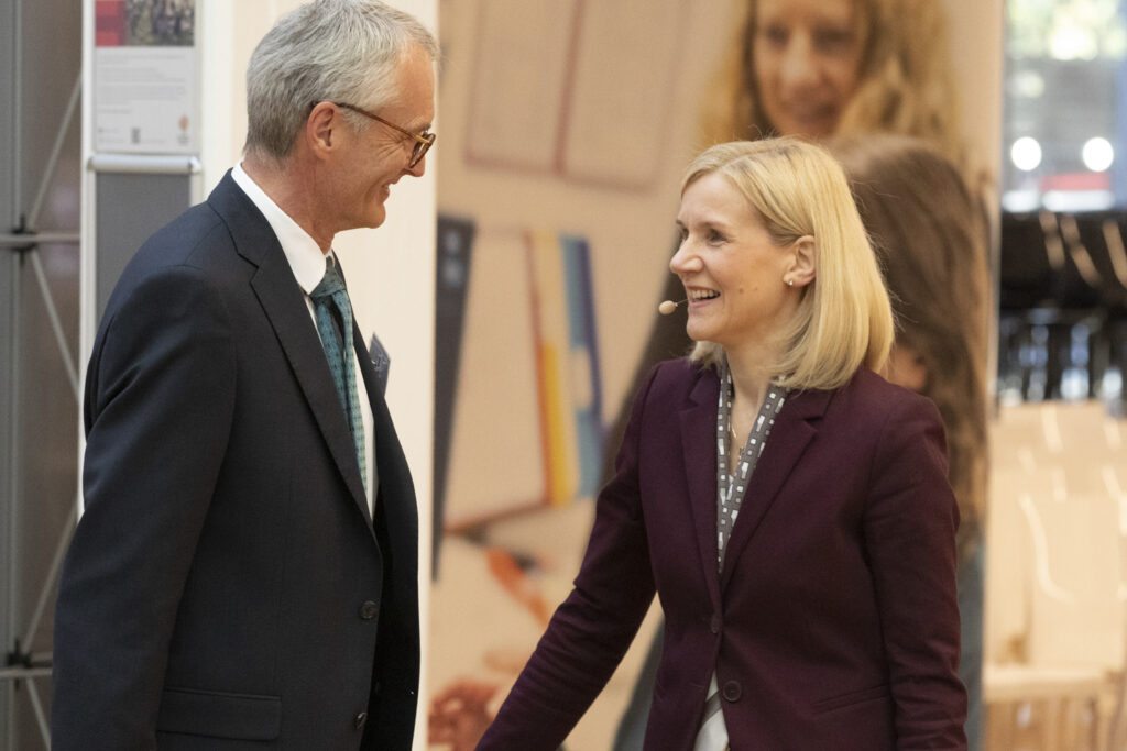 Jutta Günther redet mit einem Veranstaltungsteilnehmer.