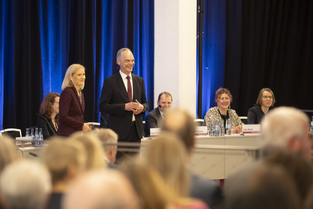 Rektorin Jutta Günther und Präsident Ralph Bruder auf dem Podium.