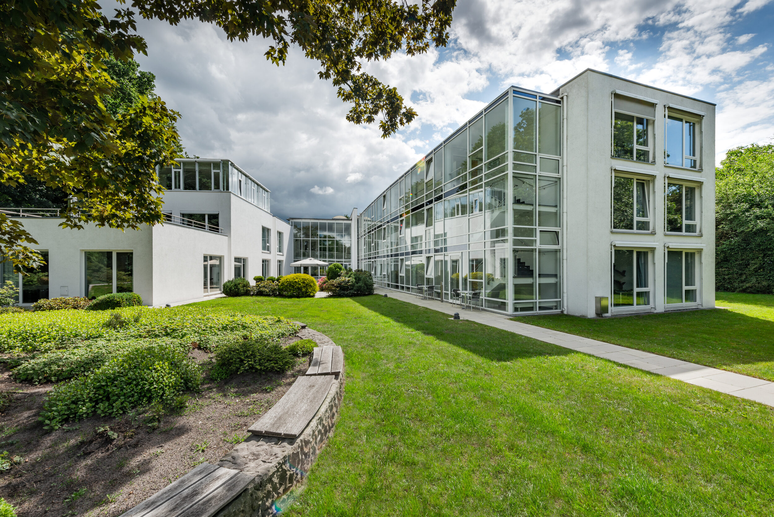 Blick auf das Gelände des Hanse-Wissenschaftskollegs Delmenhorst. Flachbauten mit Glasfassaden liegen zwischen Rasenflächen.