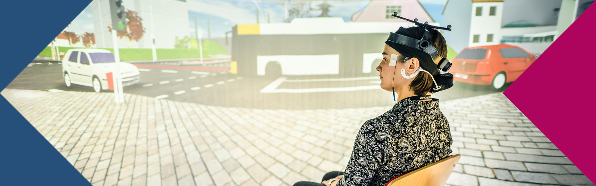 Eine Probandin nimmt an einem Hörforschungsexperiment in einem Reflexionsarmen Raum teil.