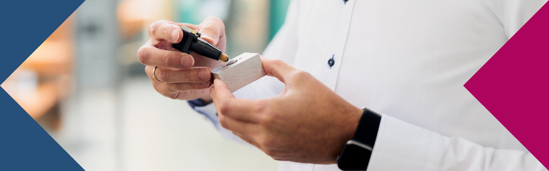 Nachaufnahme von Messeinstrumenten in den Händen.