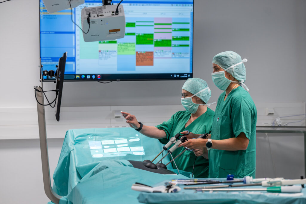 Zwei Chiruginnen stehen im OP-Saal und probieren die neue Technik aus.