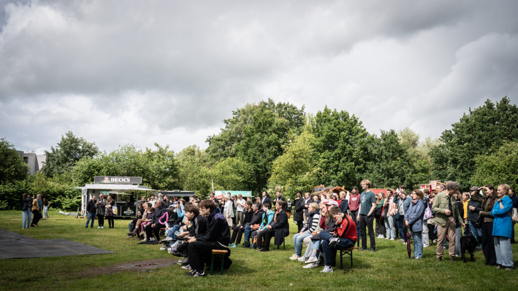 Entspannte Stimmung im Campuspark: Besucher:innen genossen das vielseitige Angebot auf der Bühne.