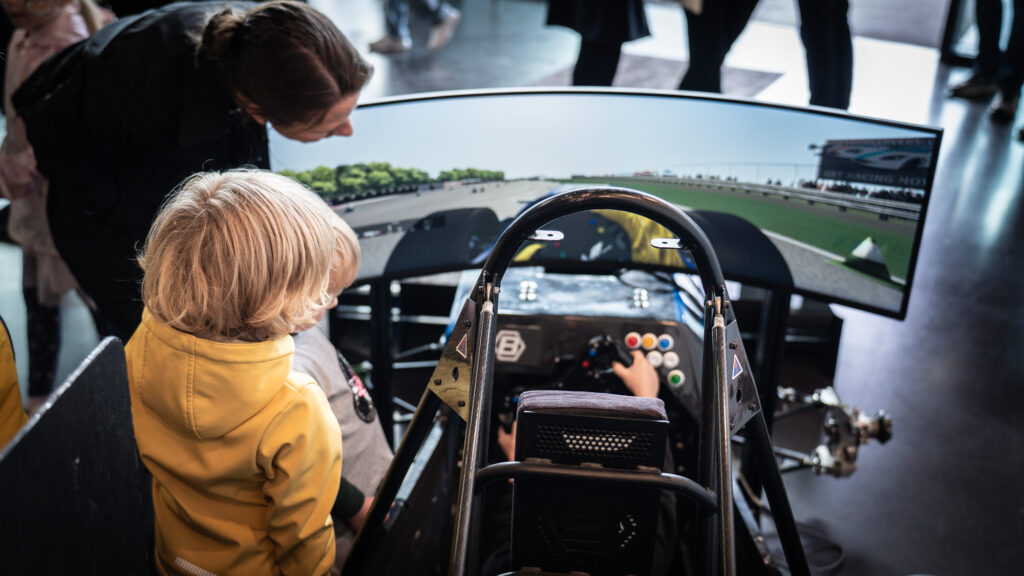 Am Rennsimulator konnten kleine und große Motorsport-Fans selbst ins Cockpit steigen und virtuell über die Rennstrecke jagen.