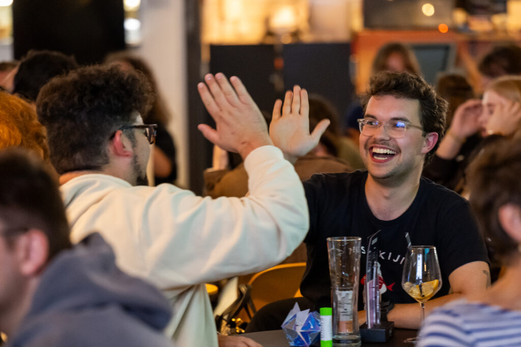 Zwei Männer geben sich High Five.