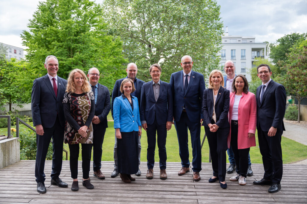 From left to right: Prof. Dr. Ralph Bruder, Prof. Dr. Christiane Thiel, Prof. Dr. Heiko Pälike, State Councilor Nancy Böhning, Prof. Dr. Henrik Mouritsen, Prof. Dr. Karl Lauterbach (Member of the Bundestag), Dr. Andreas Bovenschulte (President of the Bremen Senate), Prof. Dr. Jutta Günther, Dr. Jan-Martin Wiarda, Prof. Dr. Kirsten Tracht, and Minister Falko Mohrs.