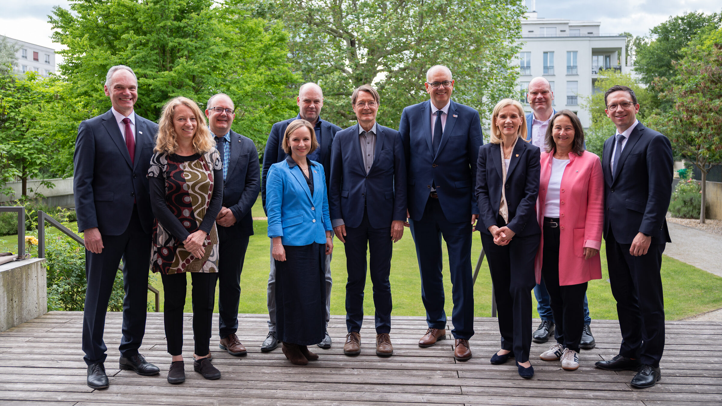 Von links nach rechts: Prof. Dr. Ralph Bruder, Prof. Dr. Christiane Thiel, Prof. Dr. Heiko Pälike, Staatsrätin Nancy Böhning, Prof. Dr. Henrik Mouritsen, MdB Prof. Dr. Karl Lauterbach, Präsident des Senats, Dr. Andreas Bovenschulte, Prof. Dr. Jutta Günther, Dr. Jan-Martin Wiarda, Prof. Dr. Kirsten Tracht, Minister Falko Mohrs.