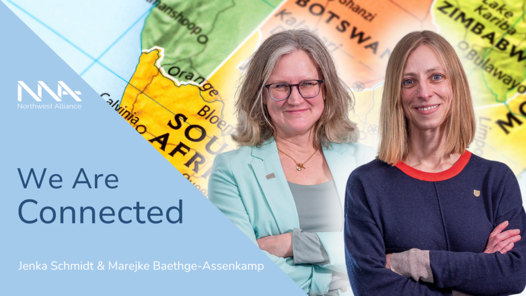 Thumbnail zum Video We are Connected: Jenka Schmidt und Marejke Baethge-Assenkamp stehen nebeneinander, im Hintergrund eine Weltkarte.