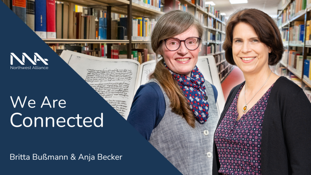 Britta Bußmann und Anja Becker, im Hintergrund Bücherregale