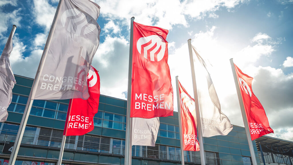 Flaggen vor der Messe Bremen