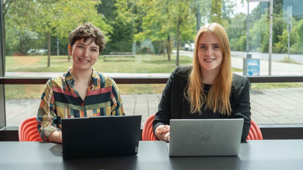 Caroline Dominik und Nicola Thoben schauen lächelnd in die Kamera.